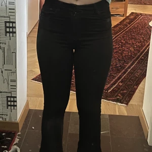 Jeans - Jätte fina utsvängda jeans från gina! Mycket bra skick 