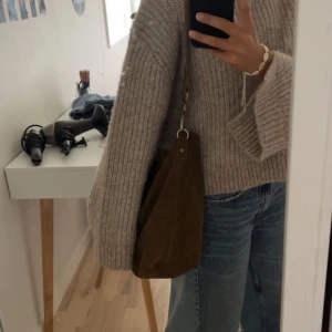 Väska - Supersnygg äkta mocka väska med stjärnor som detaljer, perfekt för hösten!!⭐️Väskan är knappt använd och därför i jättebra skick. Priset kan diskuteras.