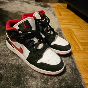 Jordan 1 Mid - Real jordan 1 mid i storlek 36,5! De är knappast använda men litee creasade därav priset!❤️