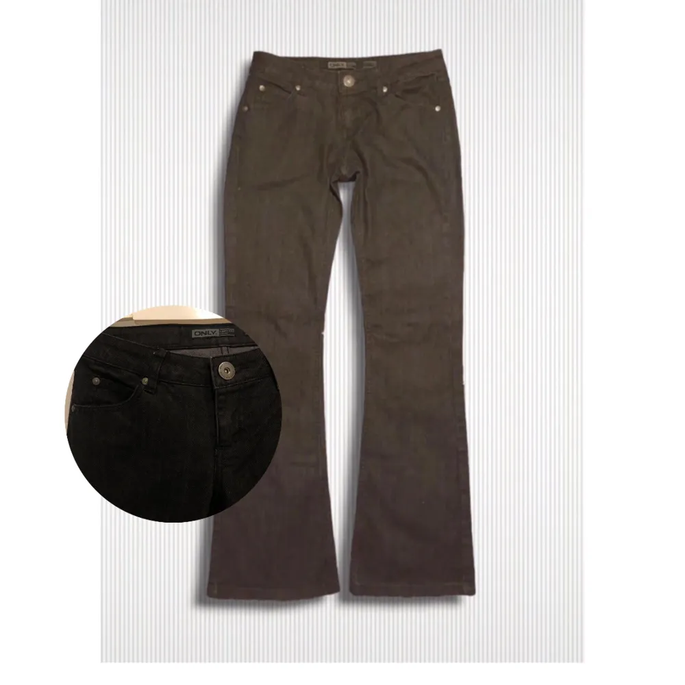 Jättefina svarta Only-jeans i bootcutmodell 🖤  Byxorna sitter lågmidjat och tyget är äkta denim! Jättefint skick då byxorna knappt använts. Inga synliga slitage. ( inte ens vid byxbenskanten 😌)  Säljer pga fel storlek.  Skriv privat vid frågor! ⭐️. Jeans & Byxor.