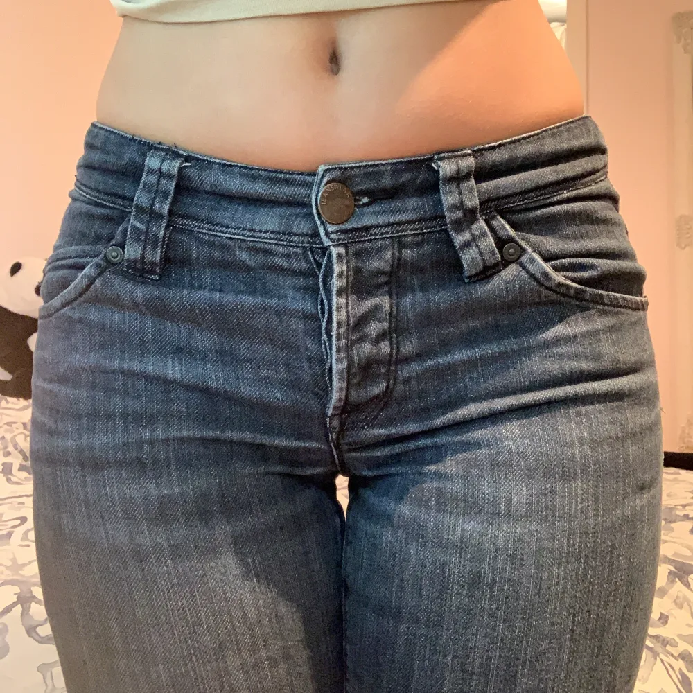 Riktigt snygga jeans med låg lidja i bra skick!🙌dom har gjorts längre i kanten men det kan man sy om man vill ha kortare igen. Jag är 160 cm för referens💘 . Jeans & Byxor.
