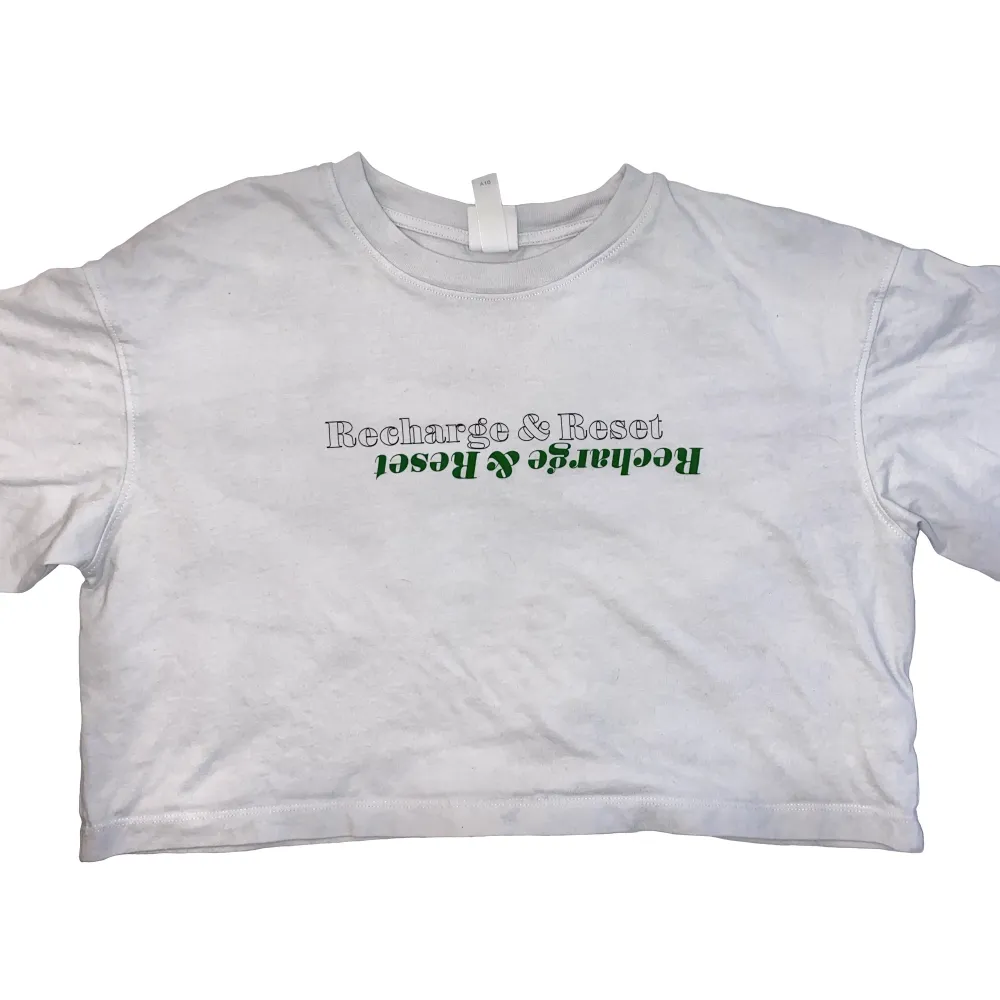 Gullig t-shirt som är croppad, mestadels vit men med grön text. Lite skrynklig men jag ser till att stryka den innan den skickas. Säljer även denna då jag tycker den är för kort på mig men annars supersöt <3. T-shirts.