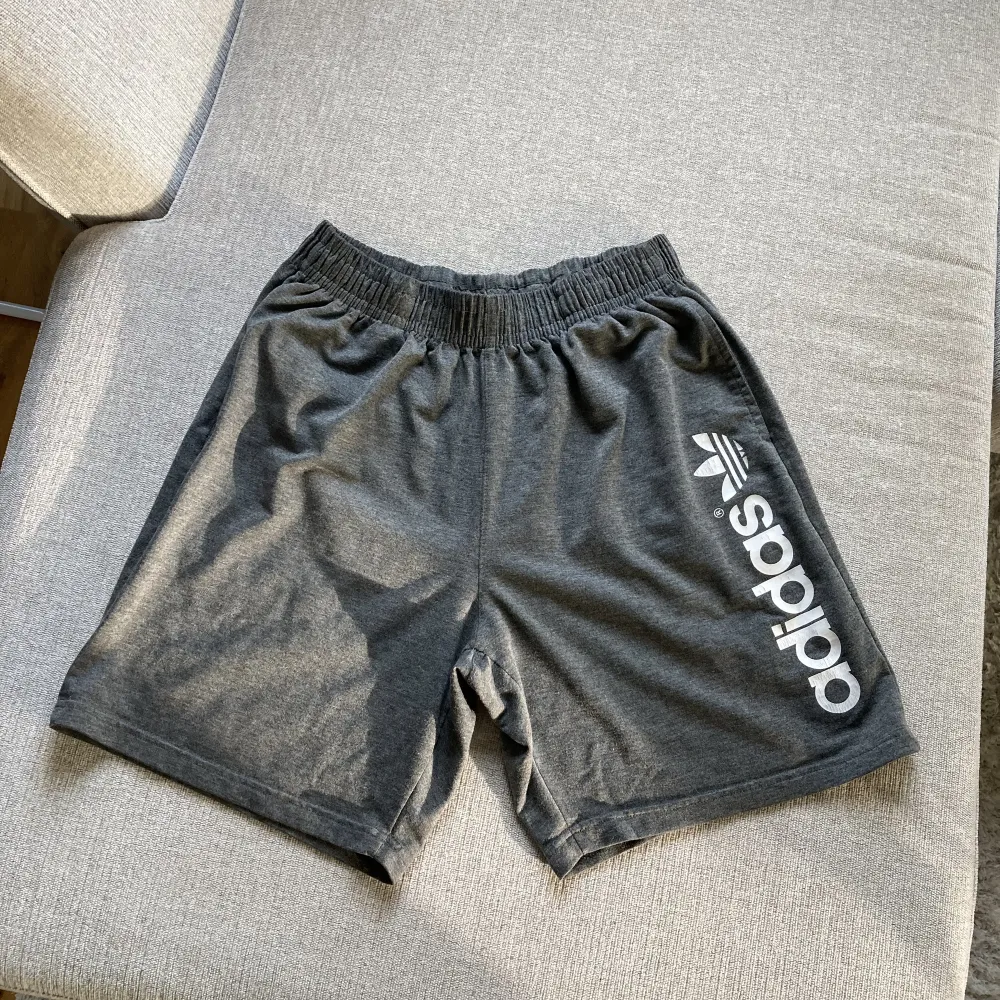 Säljer ett par sköna Adidas Tränings/Mjukisshorts då dom inte passar mig längre. Storlek S passar även liten M. Kan går ner i pris vid en snabb och smidig affär, tveka inte på att skriva om du har några funderingar.. Shorts.