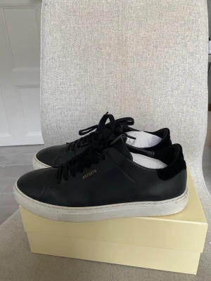 Axel Arigato  - Säljer mina Axel Arigato Clean 90 strl 41, skick 9/10 endast använda ett fåtal gånger. Köpta drån Care Of Carl nypris 2449. Dustbag, skolåda och kvitto finns! Skicka gärna prisförslag!