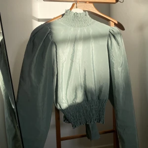 Blus  - Superfin blus från Gina med öppen rygg och knytning. Jättefint skick