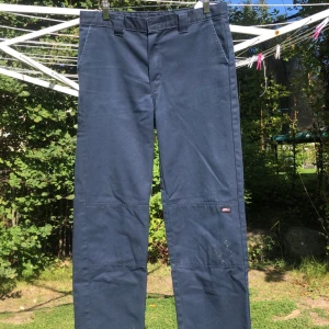 Vintage Dickies Byxor - Vintage kostymbyxor/workpants från Dickies i mörkblå! Storlek 43/43 sitt bra, breda!