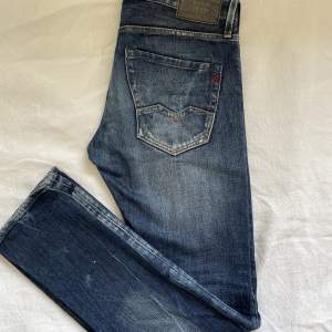 Säljer dessa mörkblå Replay Jeans som är perfekta nu till hösten. Modellen heter Waitom och storleken är 29/32. Hör av dig om du har frågor eller om du önskar fler bilder. Köparen står för frakt.