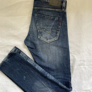 Replay Jeans Waitom - Säljer dessa mörkblå Replay Jeans som är perfekta nu till hösten. Modellen heter Waitom och storleken är 29/32. Hör av dig om du har frågor eller om du önskar fler bilder. Köparen står för frakt.