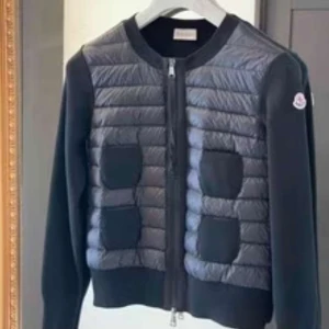 Mpncler cardigan jacka - Hej säljer denna super fräscha moncler cardigan passar till allt möjligt hör av dig vid intresse vid snabbaffär går priset att diskuteras