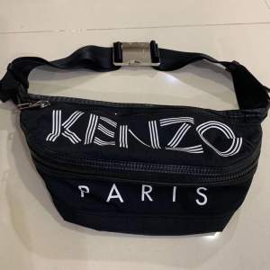 Hej säljer denna bältväska i märket kenzo paris hör av dig vid intresse vid snabbaffär går priser att diskuteras