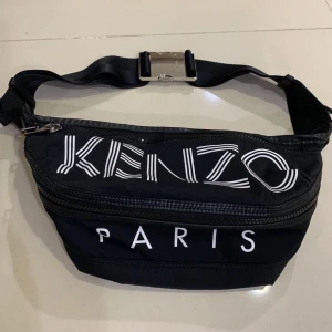 Kenzo paris bältväska - Hej säljer denna bältväska i märket kenzo paris hör av dig vid intresse vid snabbaffär går priser att diskuteras