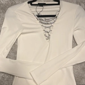 Body med glitter snörning  - Body i stl S med glittersnören, helt ny! 