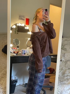 Brun kofta 🩷 - En brun zip up hoodie från shein, använd en del och lite nopprig och används inte alls längre. Men inga hål eller fläckar, sjukt skön! 💗liten i storlek, tryck köp nu eller kontakta mig! Kan fixa samfrakt med andra plagg det är bara att skriva!💗💗