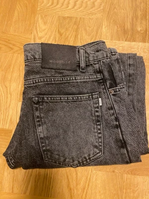 Woodbird jeans grå  - Woodbird jeans i mycket bra skick. Fick i present för ungefär ett år sen, har tyvärr inget kvitto. Pris kan diskuteras , skriv ifall ni har funderingar! 