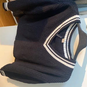 Stickad tröja - Aldrig använt 