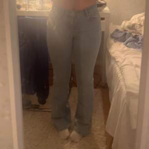 Jätte fina lågmidjade jeans ifrån Gina tricot i storlek 34 passar även 36. Knappt använda Knappt använda