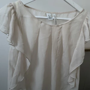 Volang blus  - Säljer denna super söta volang blus från mango! Som ny och nästan aldrig använd. Säljer då den inte kommer till användning. Kontakta gärna vid intresse och frågor💘