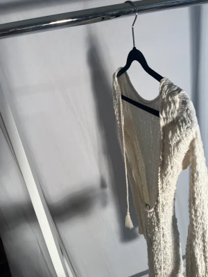 Efterfrågade backless dress - Den mycket populära klänningen med öppen rygg. Sjukt snygg längd i armarna (lite längre) och perfekt passform. Säljer pga pengarbrist! Nypris 600