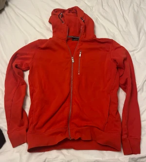 Sail Racing hoodie  - Sail Racing Hoodie i röd Strl L I bra skick