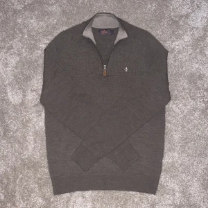 Morris Zip - Skit snygg till hösten 🍂 Skick 9/10 - Size M, passar XS/S då den har krympt i tvätten - Nypris 1600 kr - Skriv för mer bilder/frågor kings ⭐️