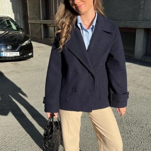 Design by si kappa! - Svart kappa från design by si i fint skick. I storleken M/L