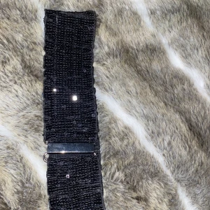 Bälte bredare med paljetter o resår. Super snyggt på en klänning el kjol/blus - Detta bälte användes en gång. Dax att sälja de vidare. De är i resår o är super snyggt att ha med en längre tröja/blus/klänning osv