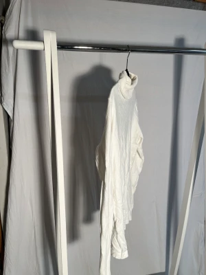 Tidlös tunn tröja - Tidlös tunn turtleneck i bomull. Passar till allt! perfekt nu till hösten! Säljer pga pengarbrist. Nypris 499