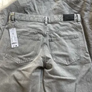 Säljer dessa fina och låga jeans från Gina. Jeansen är aldrig använda och har kvar lappen.