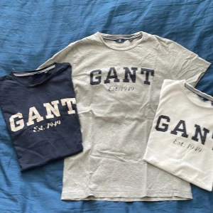 Gant t-shirts 158/164 - Använda men ok skick. Marinblå tröja har sprucket märke (se bild).