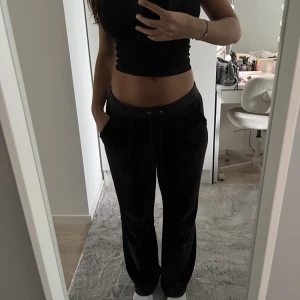 Äkta vintage Juicy Couture byxor - Dessa vintage Juicy byxor är lågmidjade och har original fickorna där bak. 