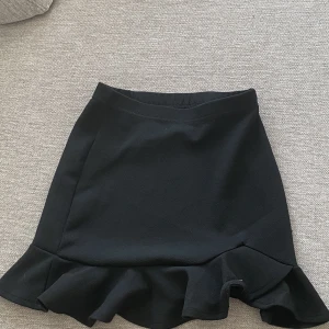 Svart kjol - Svart kjol med volanger 