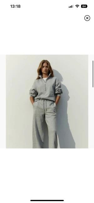 Half zip  - Säljer min half zip från hm. Ser precis ut som på bilden men i en beige färg. Nästintill oanvänd 