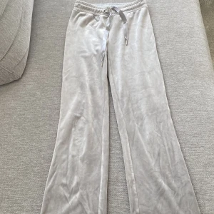 Mjukisbyxor  - Bootcut Mjukisbyxor från ginatricot står xxs men passar xs med