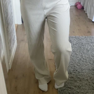 Beige ribbade byxor - Beiga ribbade byxor💞 Från monki och aldrig använda. Har rullat ner de på tredje bilden.