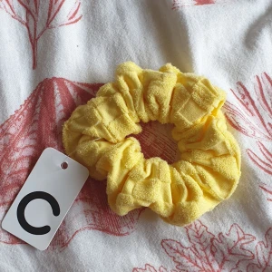 Scrunchie  - Helt oanvänd scrunchie från cubus. Prislappen sitter kvar o allt 