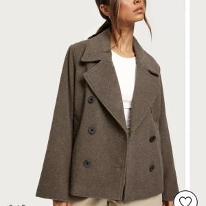 Brun kappa - Jätte fin brun höst/vinterjacka från NA-KD som tyvärr inte kommer till användning:( där av säljer jag den nu. Jackan är i storlek 34 men passar även 36 & 38!! Skriv vid frågor eller intresse💞💞