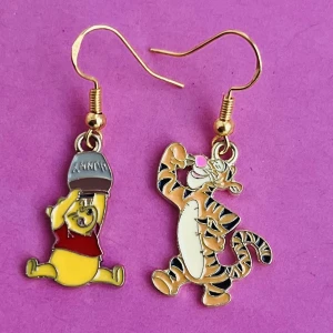 Nalle Puh örhängen 💛 - Nickelfria krokar och fri frakt 💛