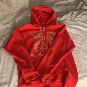 Rhinestone Hoodie - En hel å fin rhinestone hoodie, sparsamt använd och alla stenar sitter kvar.