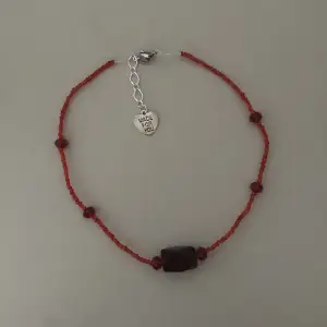 Vacker rött halsband gjort av röda glaspärlor. Nytt oanvänt och handgjort. Kontakta gärna vid frågor, har också andra smycken på min profil och ett likadant i rosa.