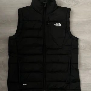 The north face väst - Svart väst i storlek Medium herr stolek Säljer då den nt passar mig. Fri frakt Går såklart att sänka priset. 