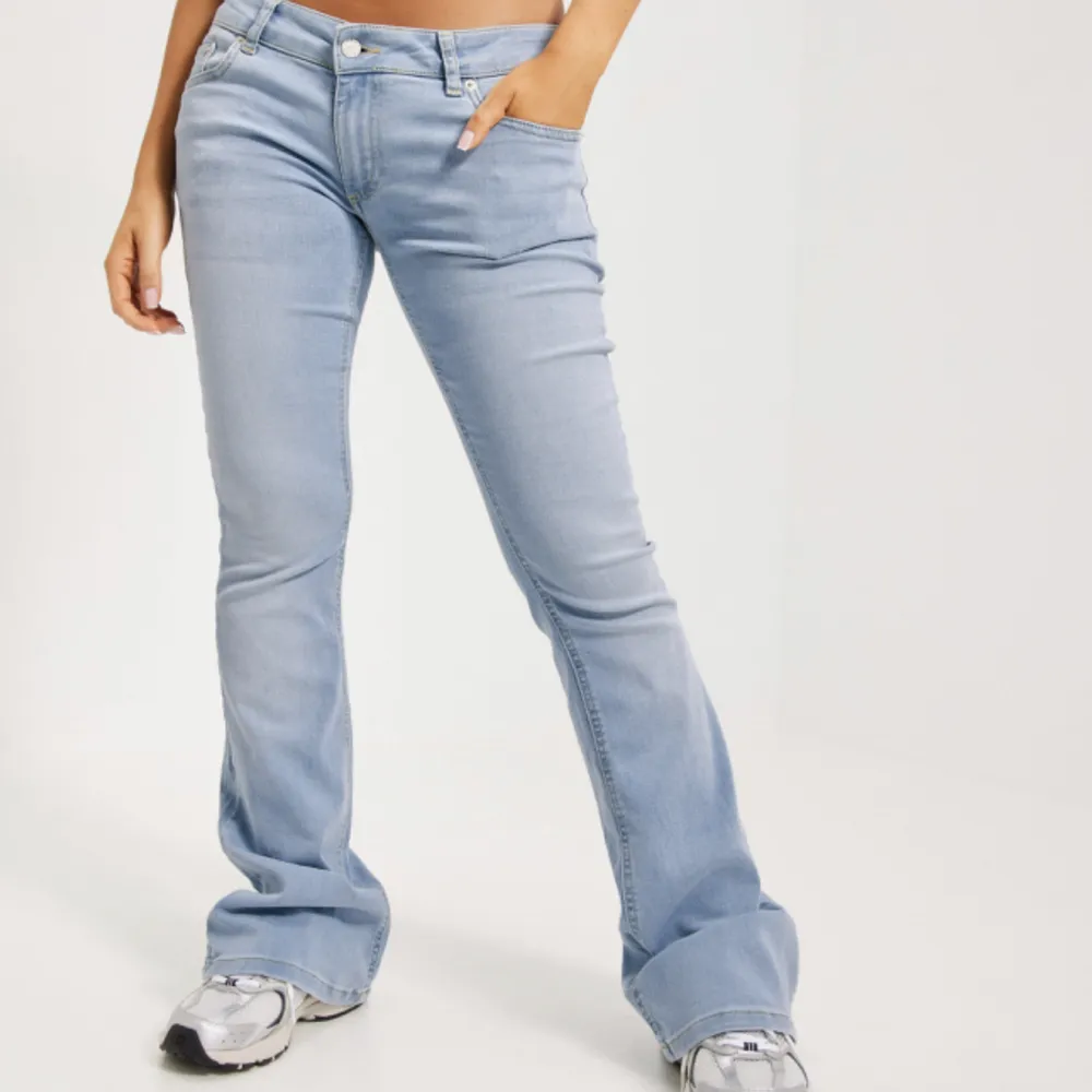 Byxorna är i storlek 36 och uppklippta för någon som är runt 160cm. De är stretchiga. Det är byxor från Nellys egna märke och är nu helt slutsålda. Säljer pga att de ej kommer till användning längre💞. Jeans & Byxor.