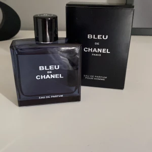 Bleu De Chanel Edp - Säljer nu min parfym då den inte passade mig men luktar gott . Ca 95% kvar eller mer. (Slangen i parfymen har lossnat så den sprayar inte så bra förutom om man lutar så vätskan är mot toppen så sprayar den asbra!) pris kan diskuteras, kan även byta!