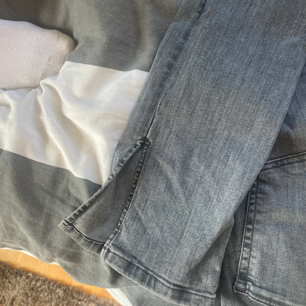 Jag säljer dessa jeans för att dem inte längre passar, de har slits längst ner, högmidjade och ena bandet håller på och lossna, men dem är jätte sköna och passar perfekt nu när de börjar bli lite kallare igen. 💕. Jeans & Byxor.