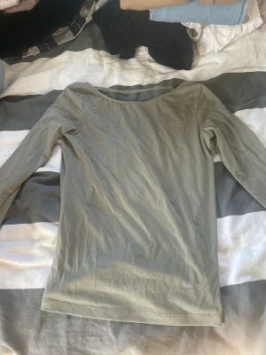 Grön tröja - Säljer denna för att den inte riktigt är min stil, jätte fin och skön, sitter inte tajt