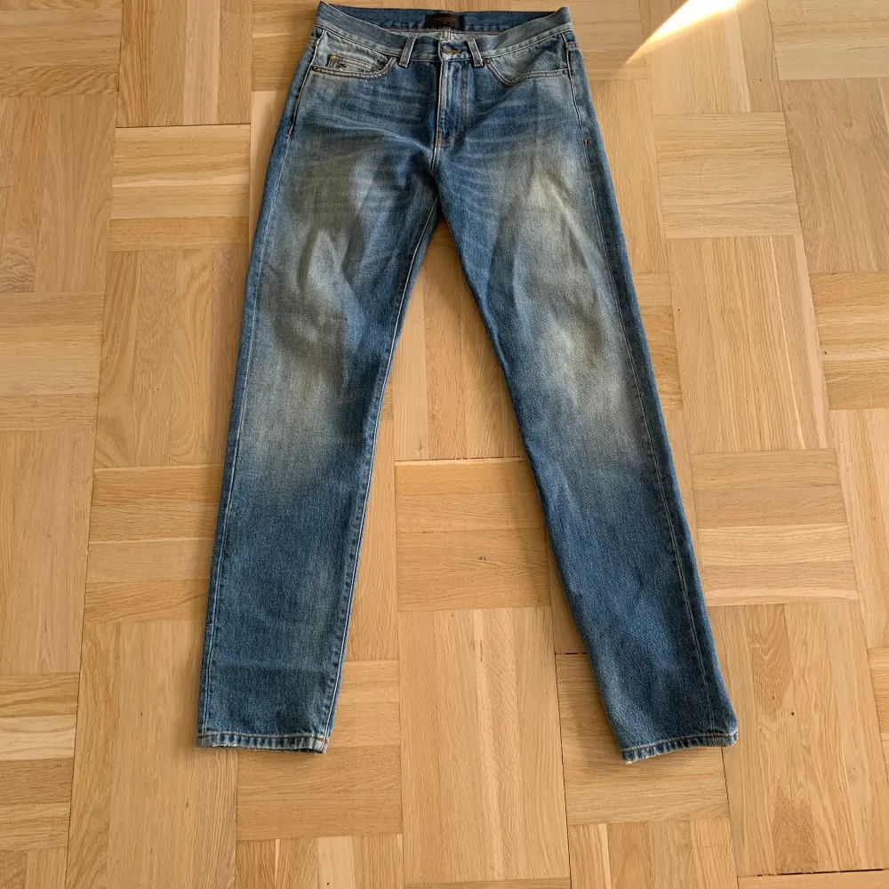 J. Lindeberg jeans med najs fade. Säljer då de är för stora. Fråga gärna om mått o sånt.. Jeans & Byxor.