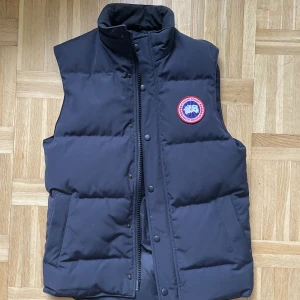 Canada Goose väst - Hej! Säljer nu min väst då jag inte använder den längre. Skick: 10/10, använd fåtal gånger. Den är XS men passar även S och M, möjvis L också. Kvitto finns. Skriv om ni har några funderingar! 