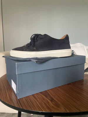 Skor - Ett par näst intil nya använda några få gånger men är i bra skicka dom var en present som inte passade. Nypris på dom är 1595kr och jag säljer dom för 550kr och dom har storleken 41