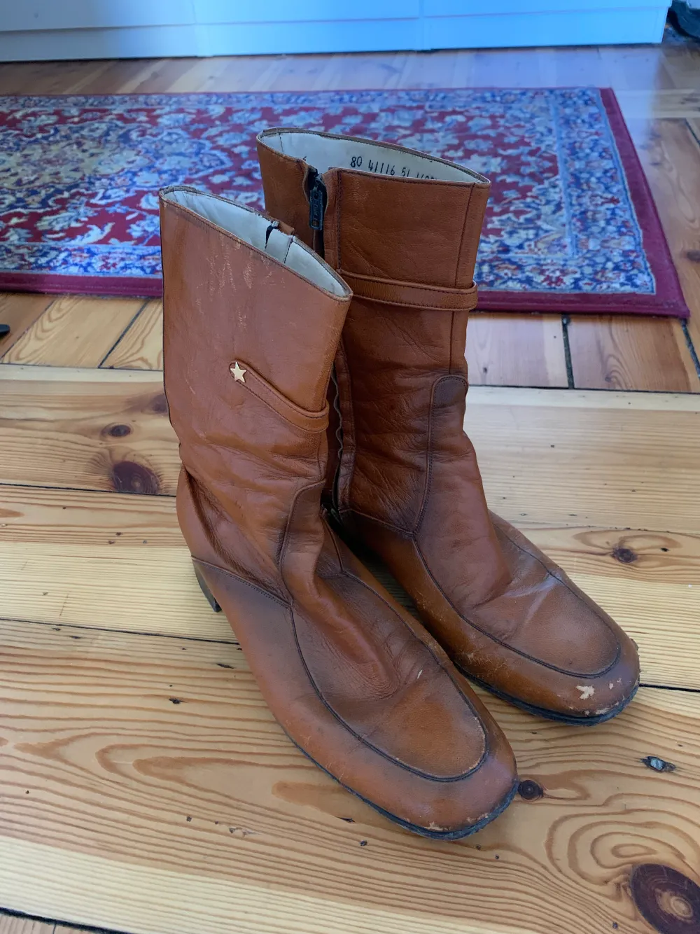 Vintage riding boot in brown leather with a zipper and gold star ⭐️  Size 42-43. Skor.