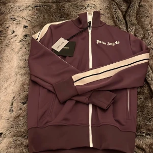 Palm angels  - Tja! Säljer nu en palm angel track hoodie i storlek S. Skulle säga att den är mörkare (ungefär som sista bild) i färg en på bilderna. Cond 9/10 tags medföljs. Pris 1899kr 