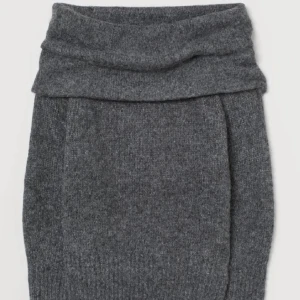 Off shoulder - Säljer denna fina stickade off shoulder tröja som passar perfekt nu till hösten!⚡️🍂 Säljer då den aldrig kommit till användning (nyskick)✨🪐 Direktpris: 250 kr! GRATIS FRAKT📦